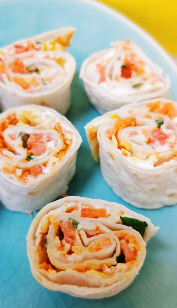 Vegetarische tortilla rolletjes met confetti groente